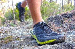 Le scarpe da trail running Topo Runventure 2 sono uno dei pochissimi modelli con struttura a tallone flessibile in Elastane e da una suola con drop zero.
