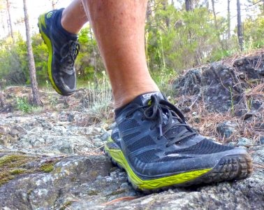 Le scarpe da trail running Topo Runventure 2 sono uno dei pochissimi modelli con struttura a tallone flessibile in Elastane e da una suola con drop zero.